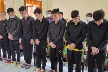 16 bị cáo chia nhau gần 100 năm tù vì đánh vào mặt nữ tiếp viên karaoke