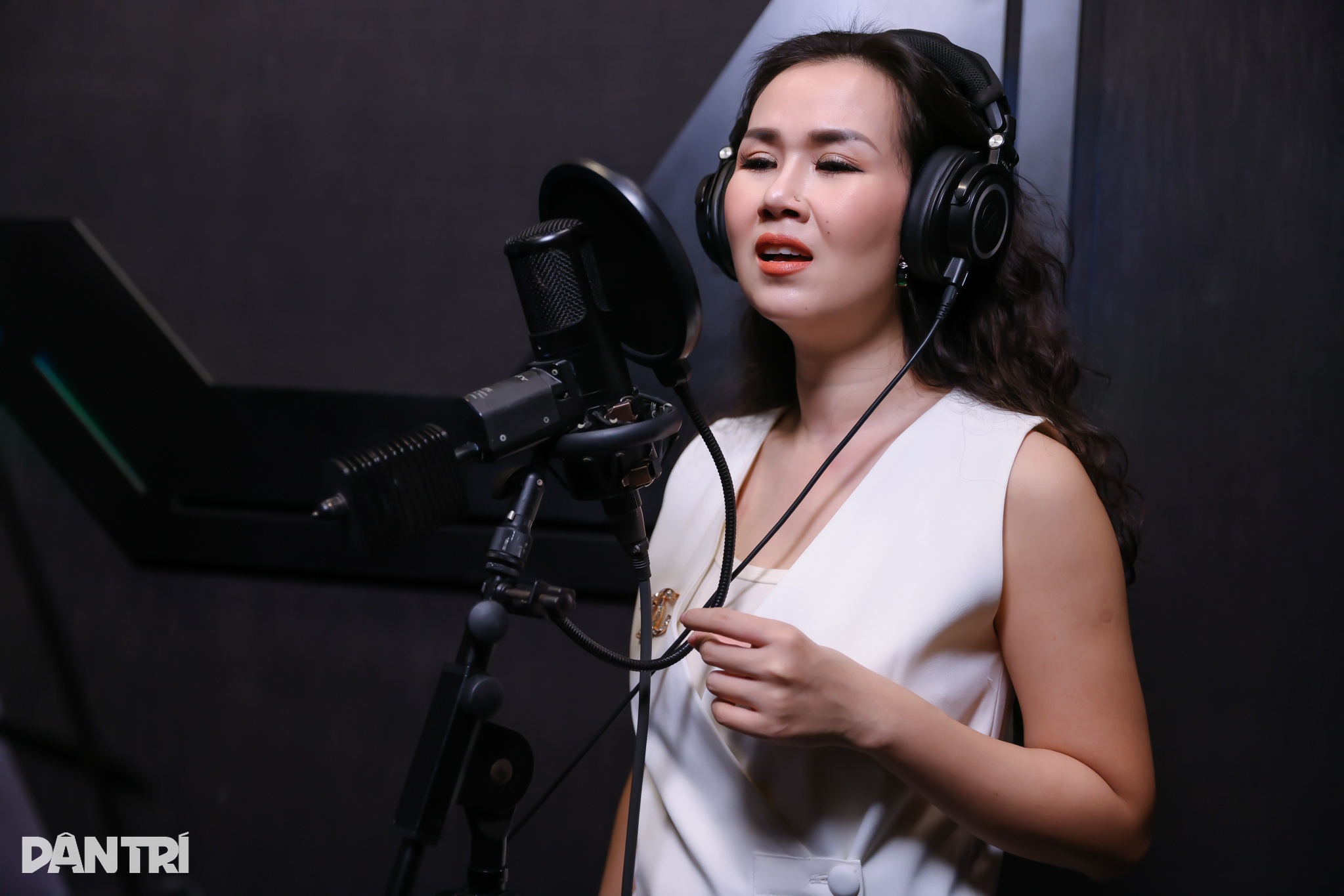 Võ Hạ Trâm hát Rực rỡ ngày mới, sự nghiệp thăng hoa sau bản hit tỷ view - 2 Võ Hạ Trâm hát Rực rỡ ngày mới, sự nghiệp thăng hoa sau bản hit tỷ view - 2