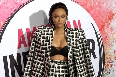 Tyra Banks khoe ngực bốc lửa