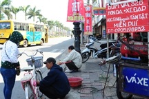 Đầu xuân, gặp người vá xe miễn phí cho học sinh