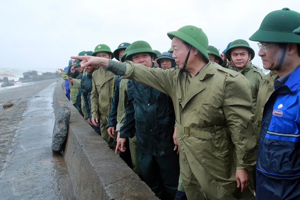 Phó Thủ tướng Trần Hồng Hà kiểm tra sự cố kè biển ở Ninh Bình - 1 Phó Thủ tướng Trần Hồng Hà kiểm tra sự cố kè biển ở Ninh Bình - 1