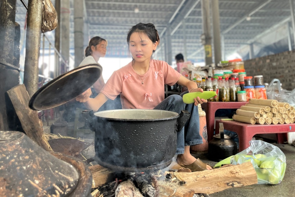 Nữ sinh bán khoai, cơm lam trên đỉnh đèo đạt 3 điểm 10 tốt nghiệp