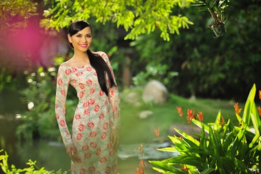 Hoa hậu Diễm Hương rạng rỡ trong nắng mới