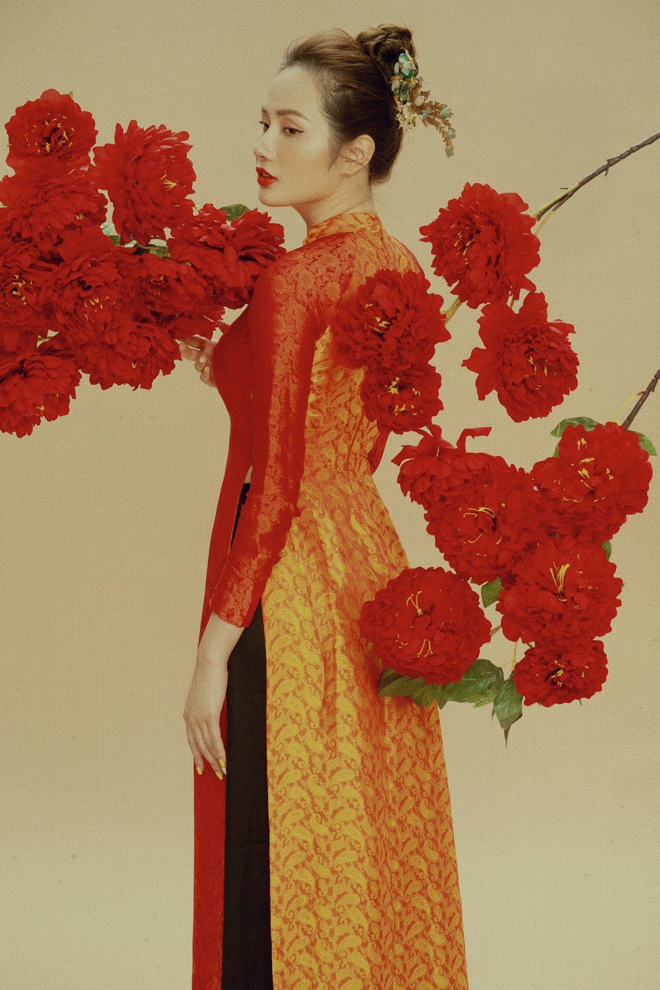 Hoa hậu Diệu Linh đẹp mong manh với áo dài - 6