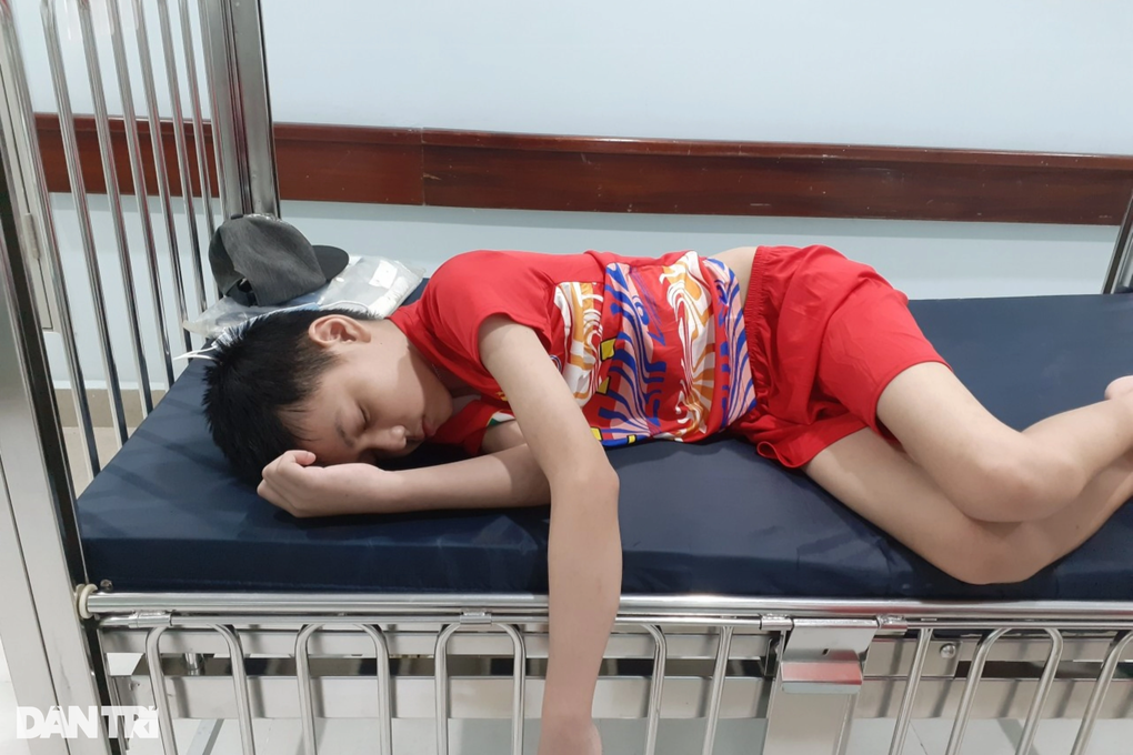 Rớt nước mắt hoàn cảnh bé trai 13 tuổi, 11 năm chiến đấu với ung thư - 7 Rớt nước mắt hoàn cảnh bé trai 13 tuổi, 11 năm chiến đấu với ung thư - 7
