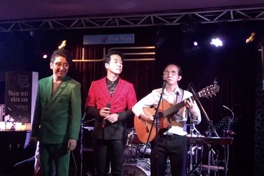 Hà Chương cùng các ca sĩ trình diễn ca khúc "Khát vọng tâm hồn"