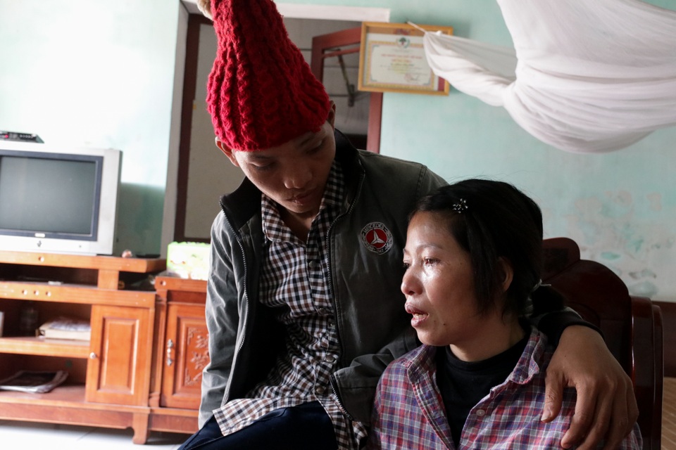 Thương người phụ nữ bán rau, chồng mất tích, con trai sống với nửa hộp sọ - 1 Thương người phụ nữ bán rau, chồng mất tích, con trai sống với nửa hộp sọ - 1