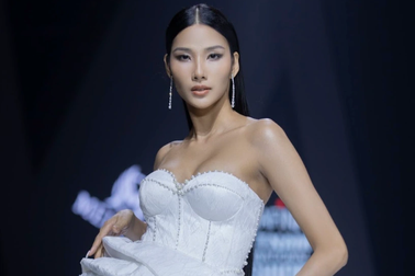 Á hậu Hoàng Thùy kiêu hãnh tái xuất sàn diễn, khoe đôi chân thẳng tắp