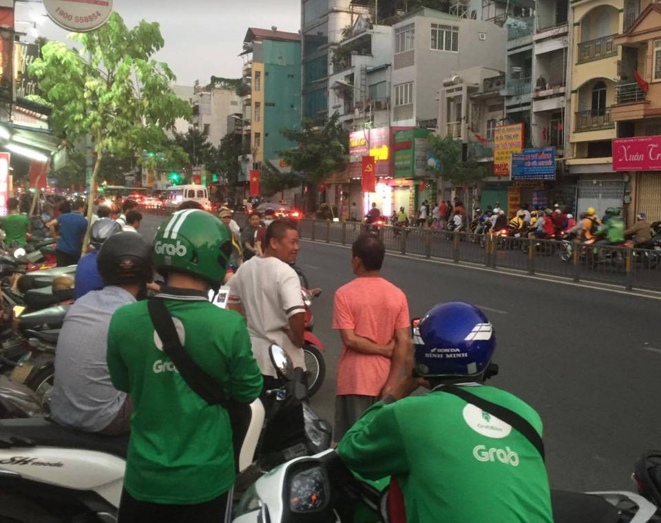 Truy bắt thanh niên nghi có súng đạn cố thủ nhiều giờ trong nhà dân - 5 Truy bắt thanh niên nghi có súng đạn cố thủ nhiều giờ trong nhà dân - 5