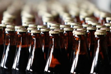 Mất 1.700 tỷ đồng dán nhãn, mỗi chai bia đội thêm chi phí gần 200 đồng