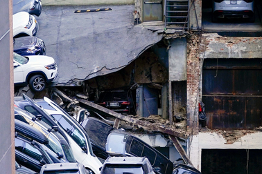 Sập bãi đậu xe 4 tầng ở Mỹ, ô tô chất đống