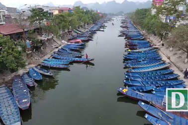 Non nước hữu tình ở chùa Hương ngày hội