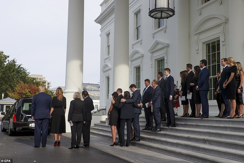Ông Trump tổ chức tang lễ cho em trai tại Nhà Trắng - 8 Ông Trump tổ chức tang lễ cho em trai tại Nhà Trắng - 8