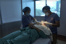 Phụ nữ nâng ngực gặp nguy hiểm gì trên bàn mổ?