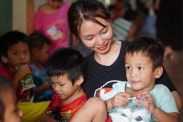 Báo Dân trí tiếp tục mang Tết đến với những đứa trẻ bị bỏ rơi tại chùa Hồng Quang