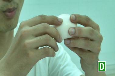 Khoa học vui: Bóc trứng không cần đập vỡ vỏ