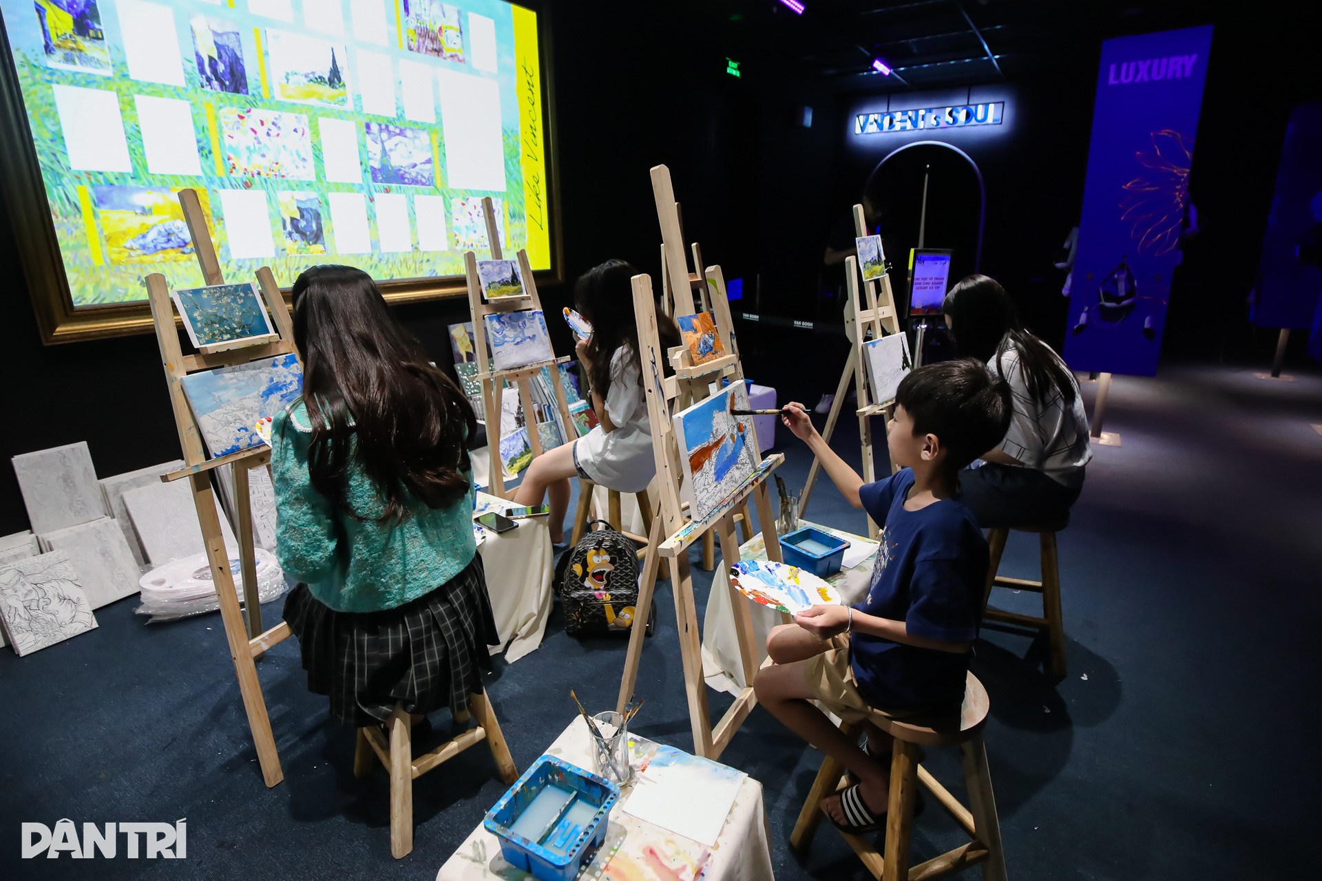 Đắm chìm trong không gian nghệ thuật đa giác quan của danh họa Van Gogh - 11 Đắm chìm trong không gian nghệ thuật đa giác quan của danh họa Van Gogh - 11