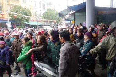 Hàng trăm tiểu thương ngừng buôn bán đòi quyền lợi