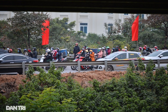 Ngày cuối nghỉ lễ, ùn tắc cục bộ hơn 5km trên cao tốc Pháp Vân - Cầu Giẽ - 8 Ngày cuối nghỉ lễ, ùn tắc cục bộ hơn 5km trên cao tốc Pháp Vân - Cầu Giẽ - 8