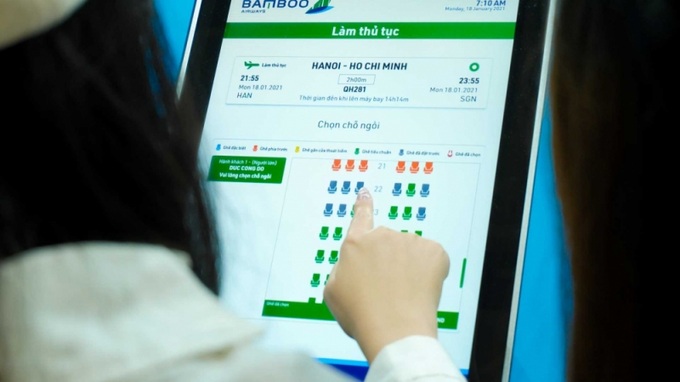 Hành khách bay Bamboo Airways có thể dễ dàng tự làm thủ tục chuyến bay tại kiosk check-in trong chưa đầy 1 phút