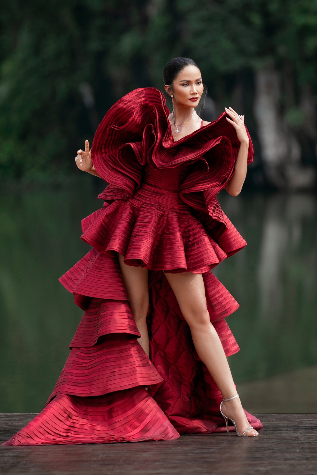 HHen Niê, Ngọc Châu đi bè trên sông, catwalk ở danh thắng Tràng An - 4 HHen Niê, Ngọc Châu đi bè trên sông, catwalk ở danh thắng Tràng An - 4