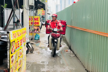 Đủ kiểu kinh doanh của tiểu thương khi TPHCM rào chắn, thi công metro số 2