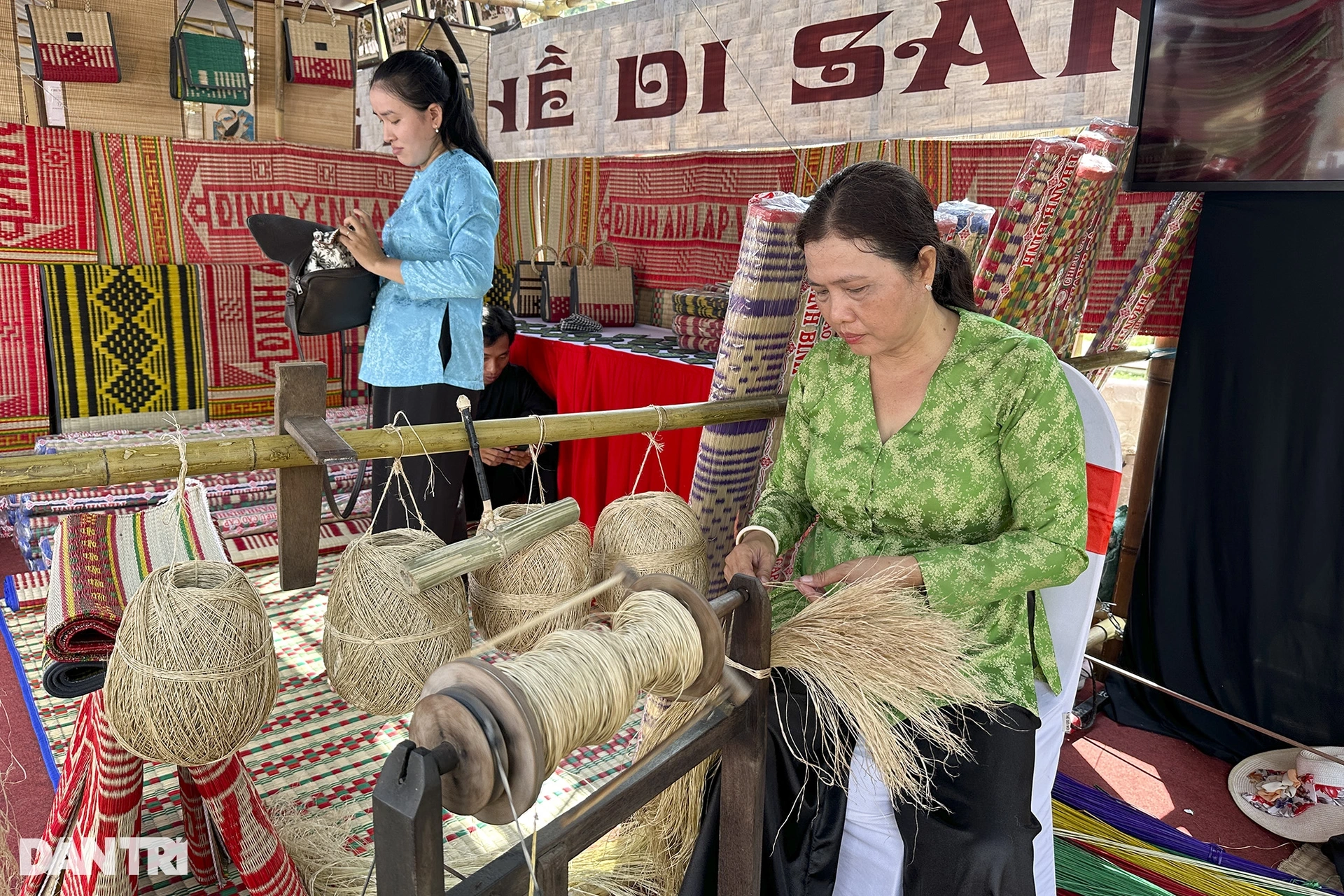 Các nữ nghệ nhân dân tộc thiểu số trổ tài se tơ, dệt vải giữa Thủ đô - 5 Các nữ nghệ nhân dân tộc thiểu số trổ tài se tơ, dệt vải giữa Thủ đô - 5