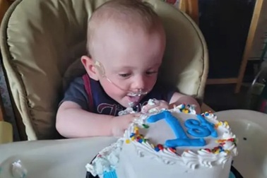 Bé trai sinh non nhất thế giới làm nên điều phi thường