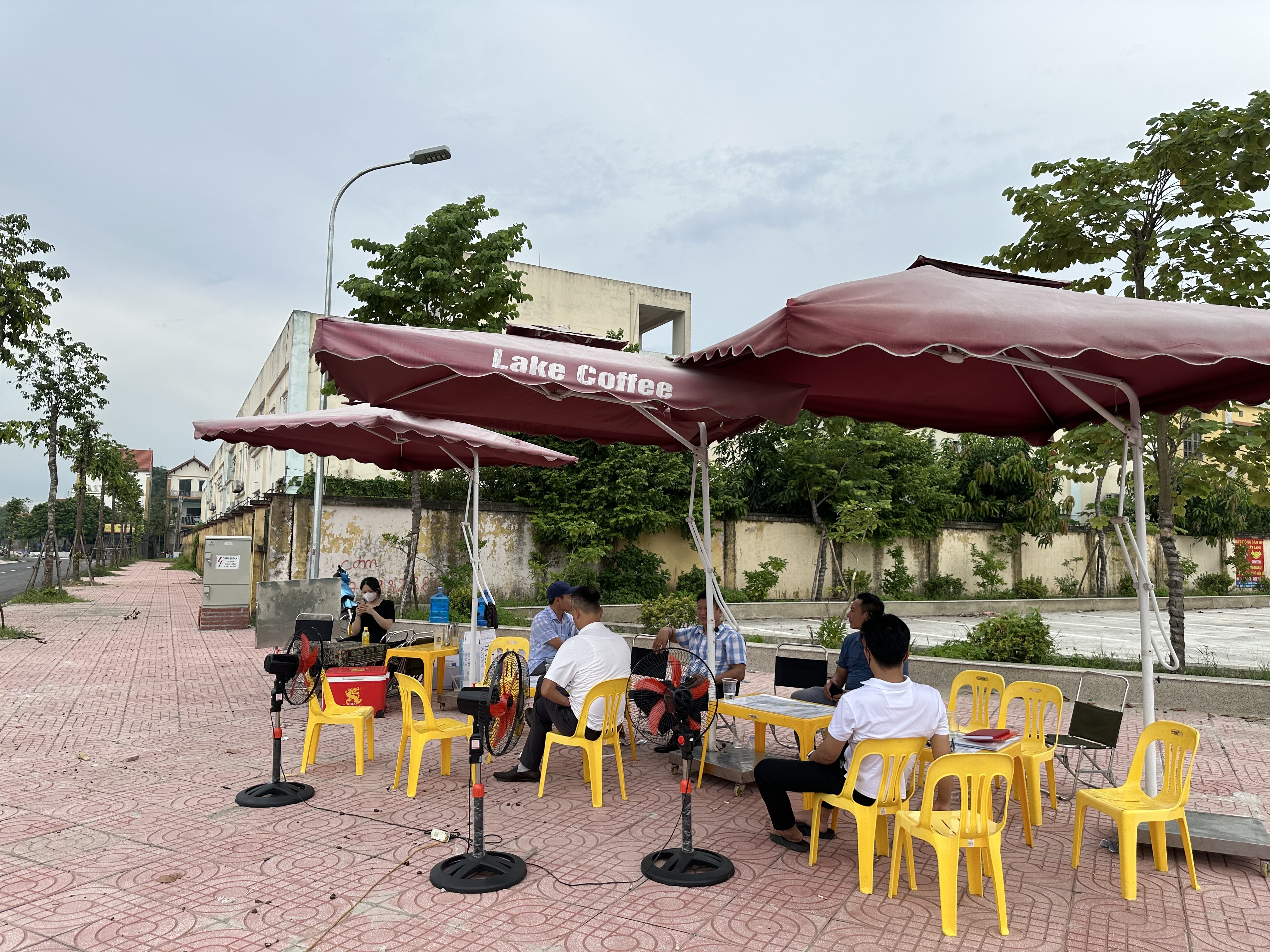 ការដេញថ្លៃដីទាំងយប់នៅស្រុក Hoai Duc ៖ លក់បានតម្លៃខុសគ្នា ៨០០ លានដុង - ៣ Xuyên đêm đấu giá đất huyện Hoài Đức: Rao bán chênh luôn 800 triệu đồng - 3