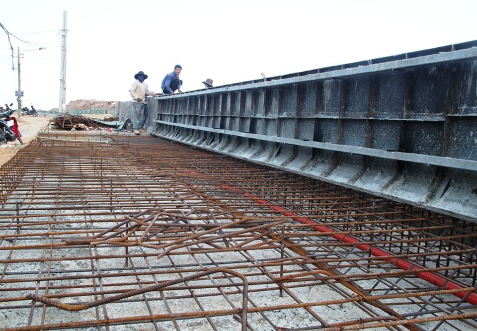 “Chạy đua với bão” xây dựng kè biển 99 tỷ bảo vệ làng chài - 3 “Chạy đua với bão” xây dựng kè biển 99 tỷ bảo vệ làng chài - 3