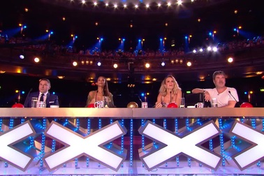 Ảo thuật gia người Malaysia gây thót tim khi phi dao về phía MC