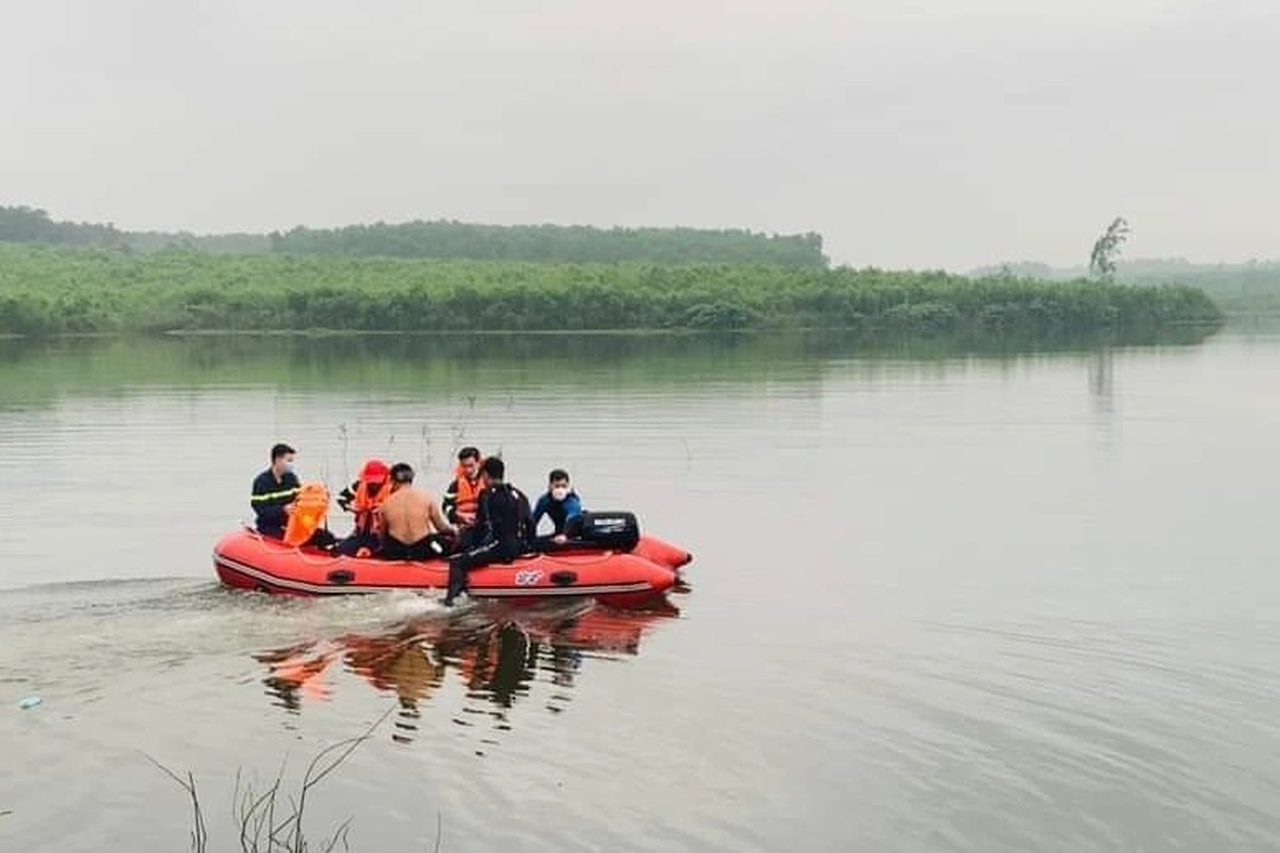 Hàng chục cảnh sát tìm kiếm thi thể nam sinh đại học bị đuối nước - 1 Hàng chục cảnh sát tìm kiếm thi thể nam sinh đại học bị đuối nước - 1