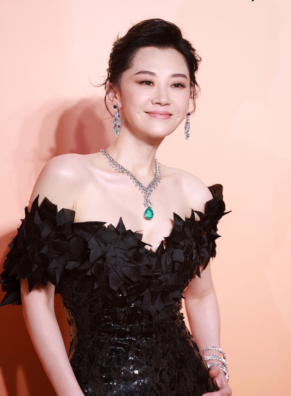 Sắc vóc rực rỡ và gợi cảm của Nhậm Doanh Doanh Hứa Tình ở tuổi 52 - 1