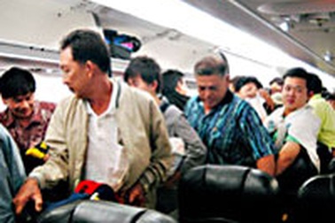 Hành khách uống rượu ẩu đả trên máy bay