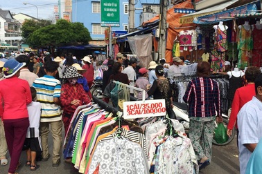 Vấn nạn chèo kéo, bán hàng rong… bủa vây cổng Miếu Bà Chúa Xứ