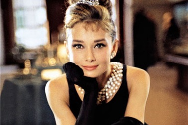 Chuyện về người đàn ông khiến phụ nữ thích mặc váy đen