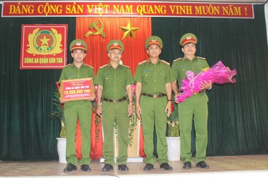 Thưởng "nóng" lực lượng triệt phá nhóm đối tượng chuyển giới móc túi du khách