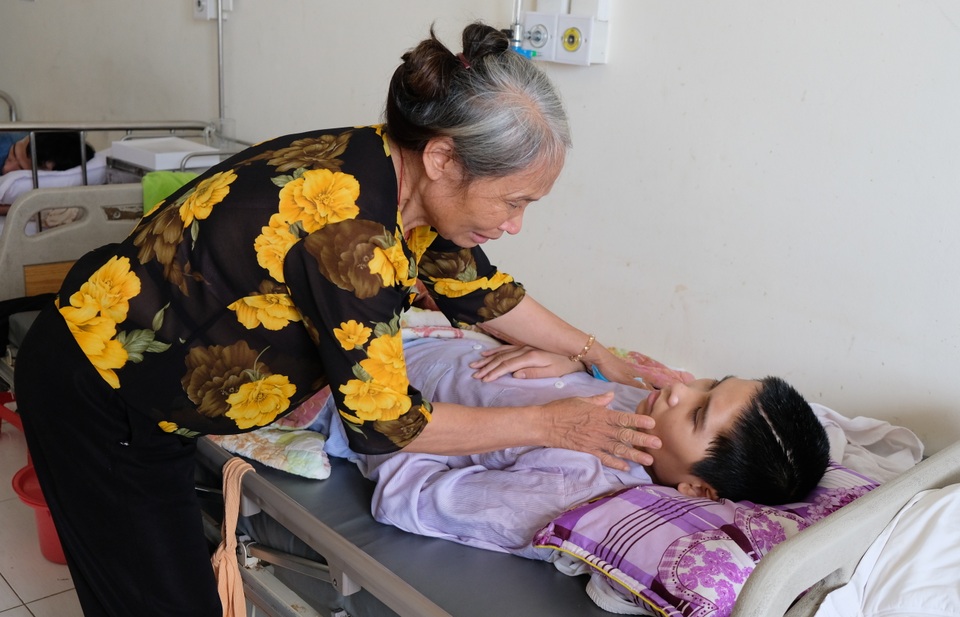 Rớt nước mắt cảnh mẹ nghèo kiệt sức tìm sự sống cho con trai 18 tuổi - 1 Rớt nước mắt cảnh mẹ nghèo kiệt sức tìm sự sống cho con trai 18 tuổi - 1