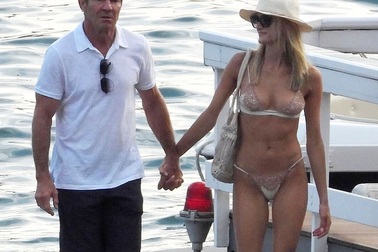 Dennis Quaid tươi tắn đi nghỉ mát cùng bạn gái kém 39 tuổi