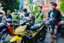 Nhóm 40 "quái xế" đại náo trên cầu Sài Gòn để xem xe ai mạnh hơn