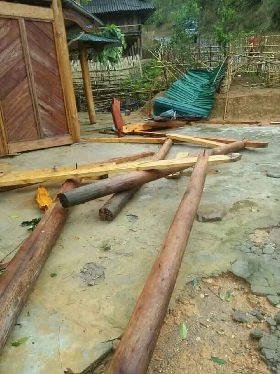 Mưa đá, lốc xoáy khiến hàng chục ngôi nhà hư hỏng - 7 Mưa đá, lốc xoáy khiến hàng chục ngôi nhà hư hỏng - 7