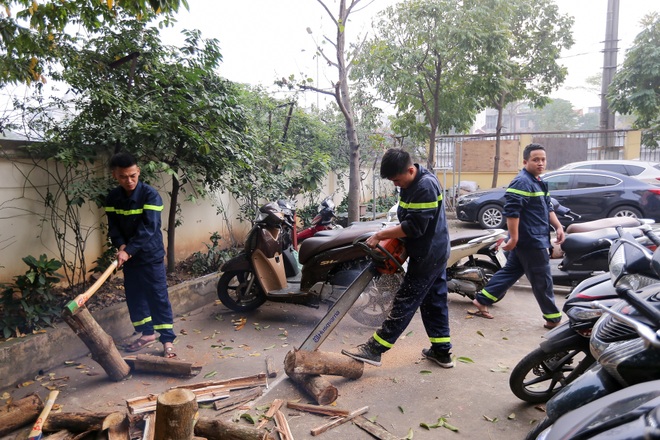 Xem lính cứu hỏa trổ tài gói bánh chưng đón Tết - 6