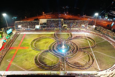 Ngỡ ngàng trước màn đại xoè 5000 người tham gia trong Lễ hội Mường Lò