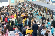 Hàng không "bùng nổ" dịp 30/4, khách đổ xô tới các điểm du lịch