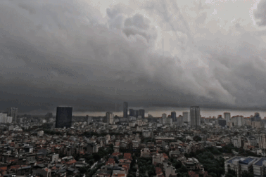 Mưa như trút nước suốt 24 giờ, Hà Nội ngập khắp nơi, giao thông tê liệt