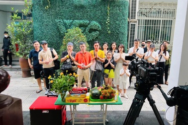 Diễn viên Hoàng Yến vào vai người bán trà đá dưới trời nắng 40 độ