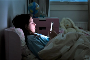 Xem điện thoại nhiều trước khi ngủ, người trẻ dễ gặp vấn đề tâm lý