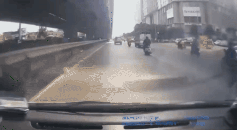 Hanoi: Mencari pemandu lori yang sengaja merempuh penunggang motosikal dan melarikan diri - 1 Hà Nội: Truy tìm tài xế xe tải cố tình chèn ngã người đi xe máy rồi bỏ chạy - 1