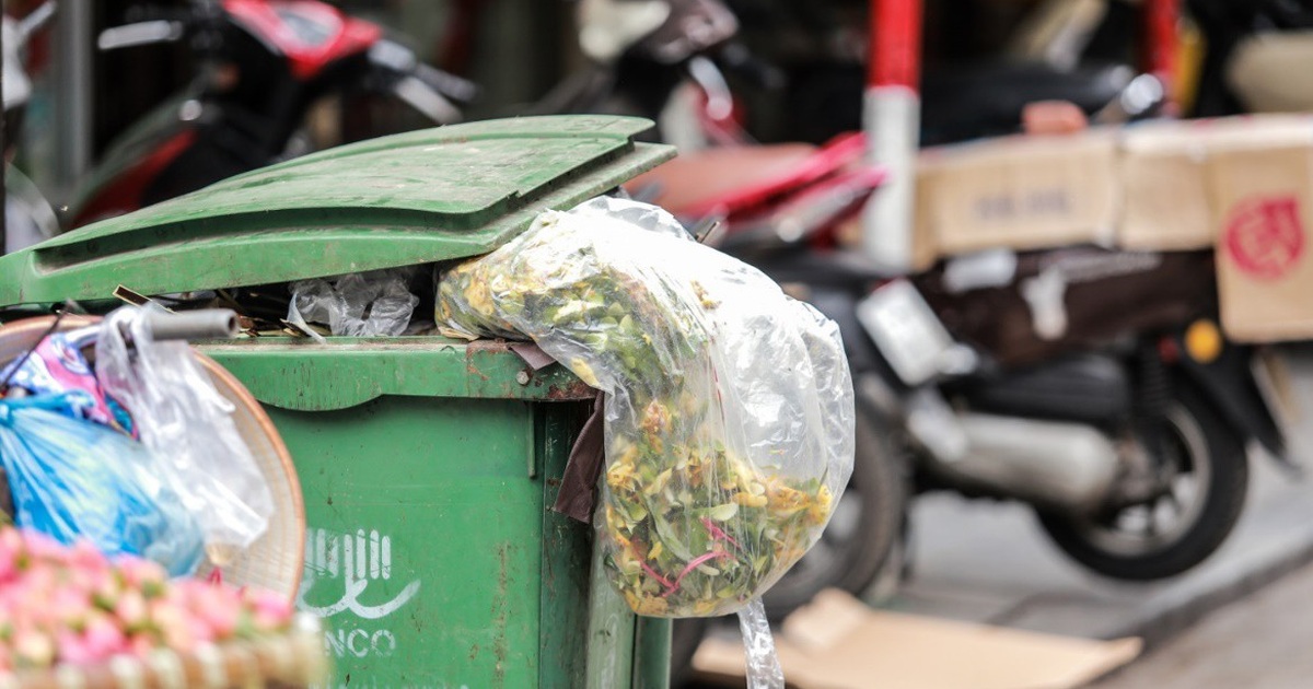 Cùng nhìn lại thủ đô ngập tràn rác vào những ngày cuối năm | Báo Dân trí