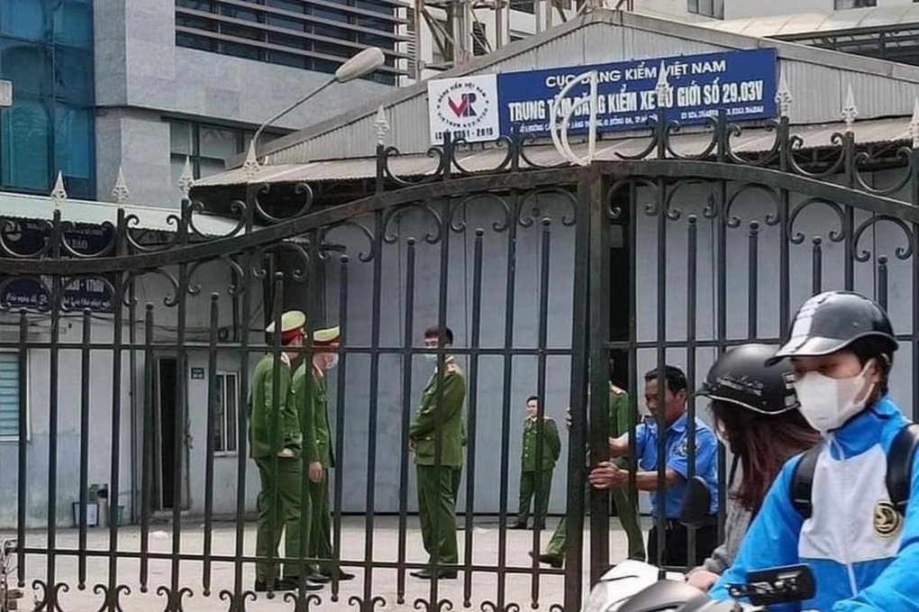 Cảnh sát xuất hiện tại Trung tâm đăng kiểm 29-03V, nhiều tài xế quay đầu - 1 Cảnh sát xuất hiện tại Trung tâm đăng kiểm 29-03V, nhiều tài xế quay đầu - 1